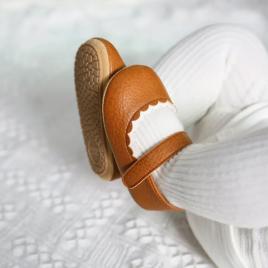Pantofiori maro cu bordura alba pentru fetite (marime disponibila: 3-6 luni