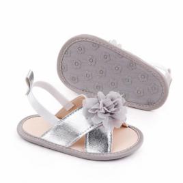 Sandalute argintii cu floricica (marime disponibila: 3-6 luni (marimea 18