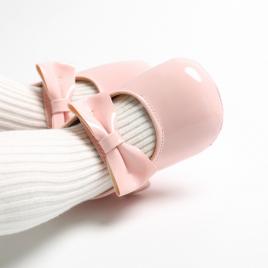 Pantofiori roz din lac cu fundita pentru fetite (marime disponibila: 3-6 luni