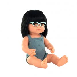 Papusa 38 cm, fetita asiatica purtatoare de ochelari, imbracata in salopeta