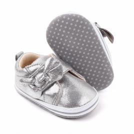 Pantofiori argintiu sidefat cu fundita (marime disponibila: 9-12 luni (marimea