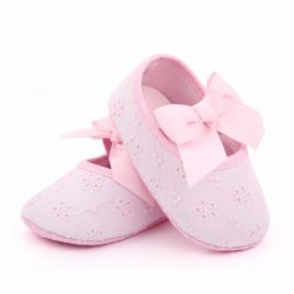 Pantofiori roz cu floricele brodate si fundita (marime disponibila: 9-12 luni