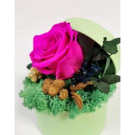 Aranjament floral cu trandafir criogenat roz, licheni stabilizati in cutie verde menta