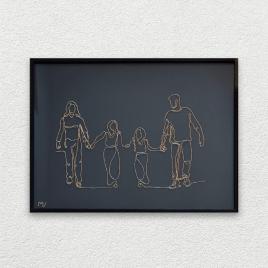 Familie cu 2 adolescente, tablou din sarma placat cu aur, 30×40 cm