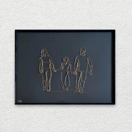 Familie cu adolescenta, tablou din fir continuu de sarma placata cu aur, 31×41 cm
