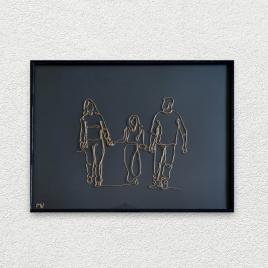 Familie cu adolescenta, tablou din fir continuu de sarma placata cu aur, 31×41 cm