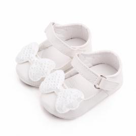 Pantofiori albi din lac cu fundita cu paiete (marime disponibila: 3-6 luni