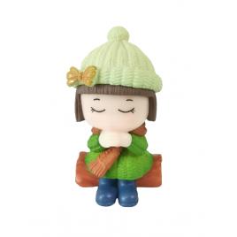 Miniatura fetita pe verde