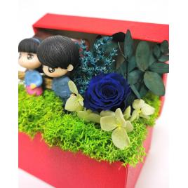 Aranjament cu mini roza criogenata albastra si mini figurine