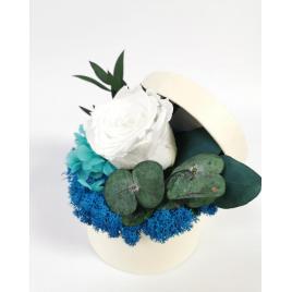 Aranjament floral cu trandafir criogenat, licheni stabilizati in cutie alba