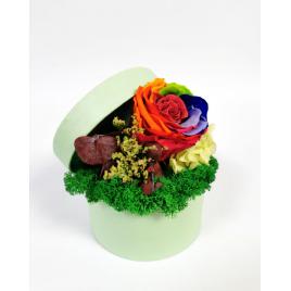 Aranjament floral cu trandafir criogenat, licheni stabilizati in cutie verde menta
