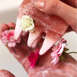 Sapun cu burete exfoliere si masaj Flower Shower Bomb Cosmetics 140 g