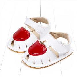 Sandalute fetite albe cu inimioara rosie (marime disponibila: 12-18 luni