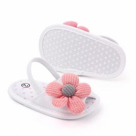 Pantofiori decupati albi cu margareta roz (marime disponibila: 9-12 luni