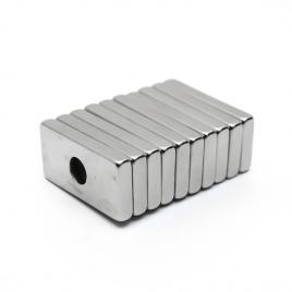 Magnet puternic neodim bloc 20 mm x 10 mm x 3 mm cu gaura de sustinere de 4 mm diametru