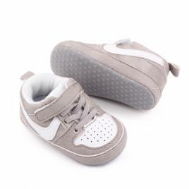 Adidasi gri cu insertie alba pentru baietei (marime disponibila: 3-6 luni