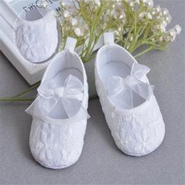 Pantofiori albi cu floricele brodate si fundita (marime disponibila: 9-12 luni