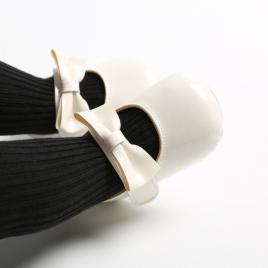 Pantofiori albi din lac cu fundita pentru fetite (marime disponibila: 6-9 luni