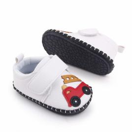 Pantofiori albi pentru baietei - masinuta (marime disponibila: 3-6 luni