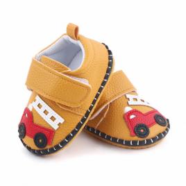 Pantofiori maro pentru baietei - masinuta (marime disponibila: 3-6 luni