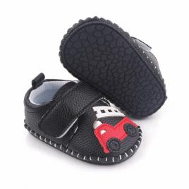 Pantofiori negri pentru baietei - masinuta (marime disponibila: 3-6 luni