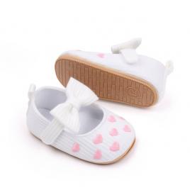 Pantofiori albi cu inimioare roz (marime disponibila: 3-6 luni (marimea 18