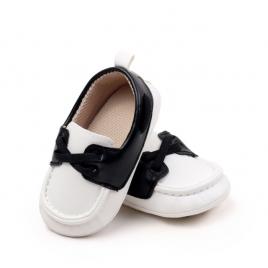 Pantofiori albi cu negru tip mocasini (marime disponibila: 3-6 luni (marimea 18
