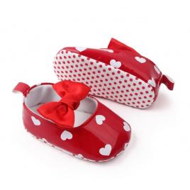 Pantofiori rosii cu inimioare si fundita (marime disponibila: 9-12 luni