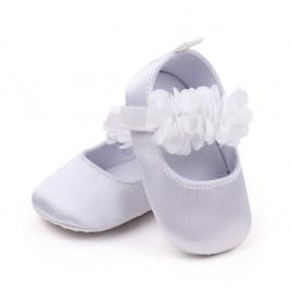 Pantofiori albi satinati cu floricele inserate (marime disponibila: 6-9 luni