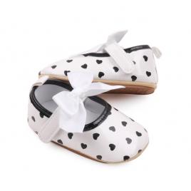 Pantofiori eleganti albi cu inimioare negre (marime disponibila: 3-6 luni