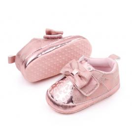 Pantofiori roz sidefat cu imprimeu si fundita (marime disponibila: 6-9 luni