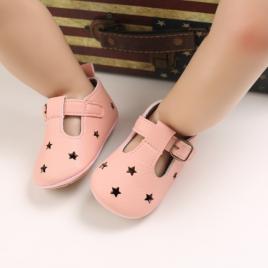 Pantofiori roz cu stelute decupate (marime disponibila: 3-6 luni (marimea 18