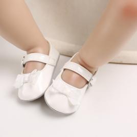 Pantofiori albi din piele ecologica lacuita, cu fundita din satin (marime