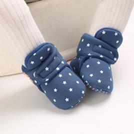Cizmulite albastre cu stelute albe si cu nasturei (marime disponibila: 3-6 luni