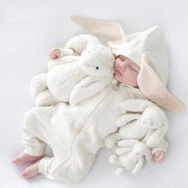 Salopeta alba pentru bebelusi - iepurila (marime disponibila: 12-18 luni