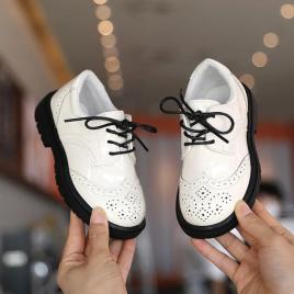 Pantofi albi eleganti, cu sireturi negre (marime disponibila: marimea 30)