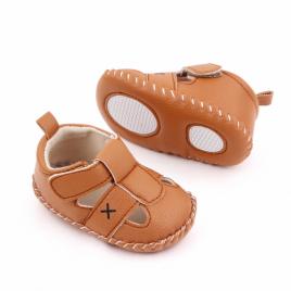 Pantofiori decupati maro deschis (marime disponibila: 3-6 luni (marimea 18