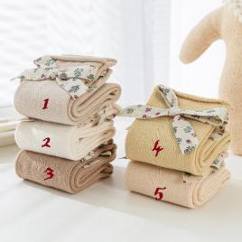 Sosete trei sferturi cu fundita cu floricele (marime disponibila: 9-12 luni