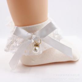 Sosetele cu danteluta si perluta (marime disponibila: 9-12 luni (marimea 20