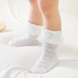 Sosetele cu model din tesatura - floricele (marime disponibila: 6-9 luni