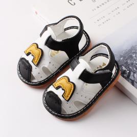 Sandalute alb cu negru cu piuitoare - litera m (marime disponibila: 3-6 luni