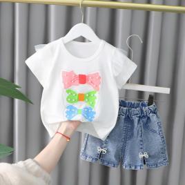 Costumas cu bluzita alba si pantalonasi din blugi - fundite (marime
