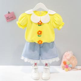 Costumas cu bluzita galbena si pantalonasi din blugi - floricele (marime