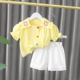 Costumas cu bluzita galbena si pantalonasi scurti albi (marime disponibila: 2