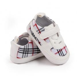Pantofiori albi in carouri pentru baietei (marime disponibila: 9-12 luni