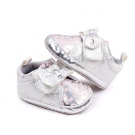 Pantofiori argintii cu imprimeu si fundita (marime disponibila: 6-9 luni