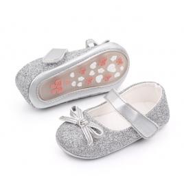 Pantofiori cu sclipici argintiu si fundita (marime disponibila: 3-6 luni