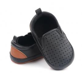 Pantofiori negri tip mocasinii cu perforatii (marime disponibila: 3-6 luni