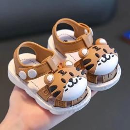 Sandalute maro pentru baietei - tigrisor (marime disponibila: marimea 22)