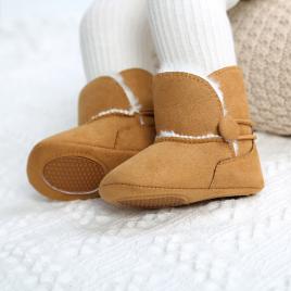 Cizmulite maro cu nasturel pentru fetite (marime disponibila: 9-12 luni